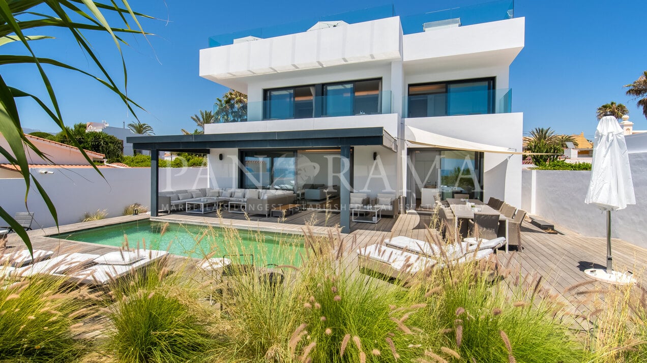 Impresionante villa moderna frente al mar con vistas inigualables en Costabella, Marbella Este