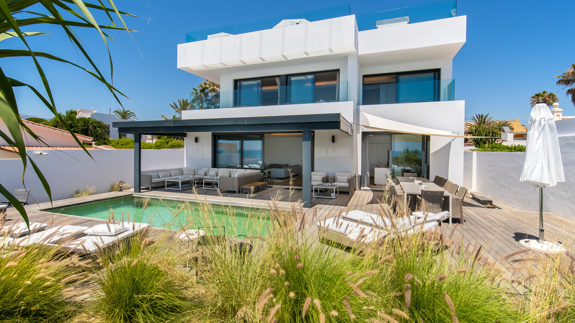 Atemberaubende moderne Strandvilla mit unschlagbarem Blick in Costabella, Marbella Ost