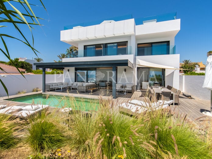 Impresionante villa moderna frente al mar con vistas inigualables en Costabella, Marbella Este