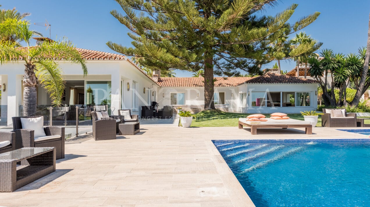 Villa de estilo contemporáneo en una gran parcela con vistas al mar en Elviria