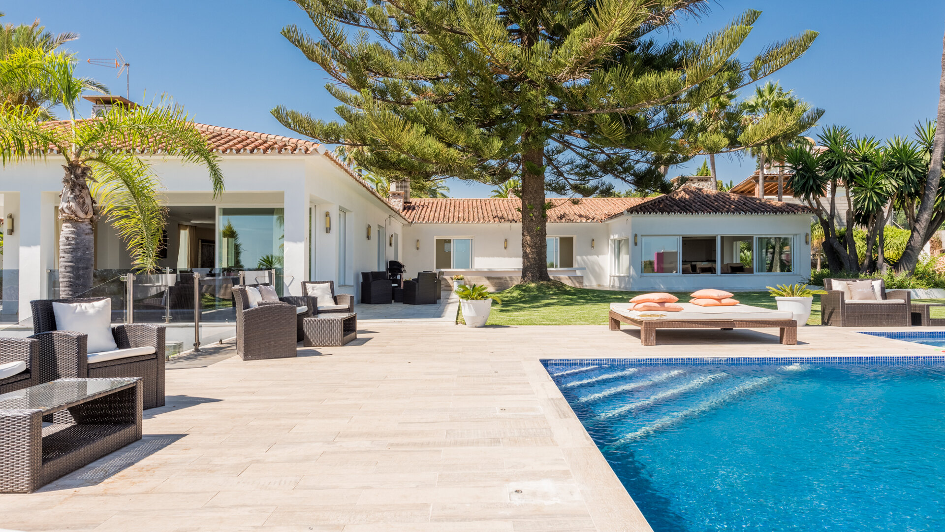 Villa de estilo contemporáneo en una gran parcela con vistas al mar en Elviria