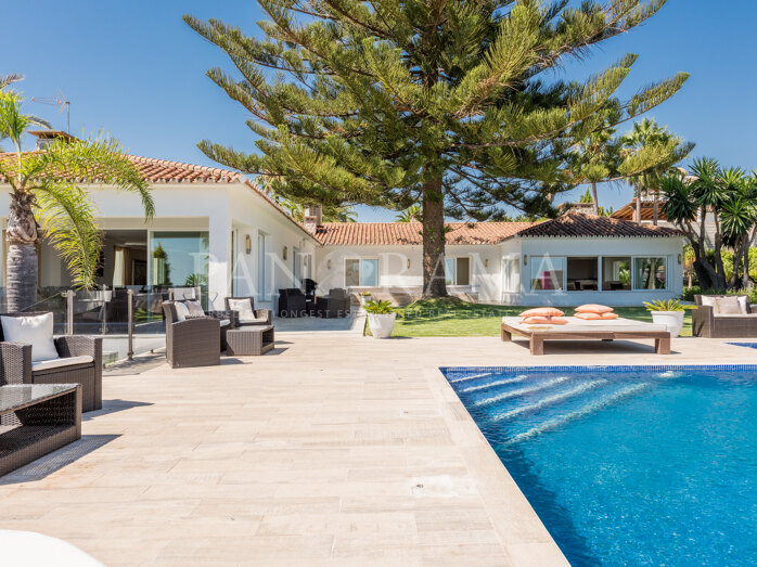 Contemporary-style villa on a large plot with sea views in Elviria