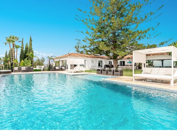 Contemporary-style villa on a large plot with sea views in Elviria