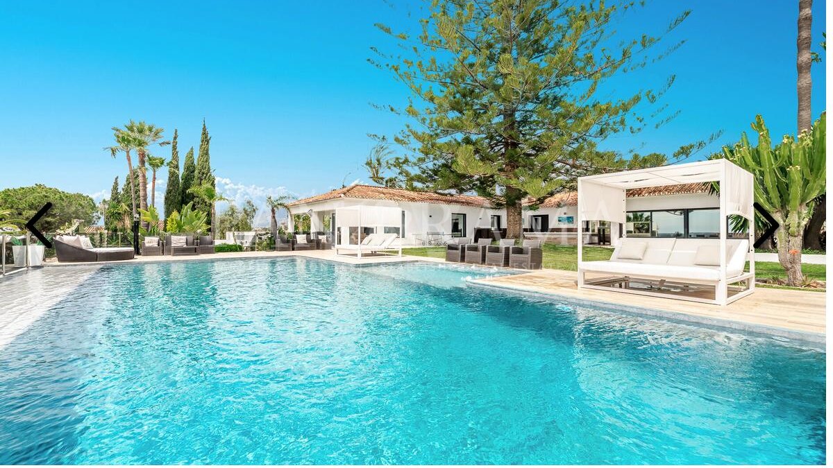 Villa de estilo contemporáneo en una gran parcela con vistas al mar en Elviria