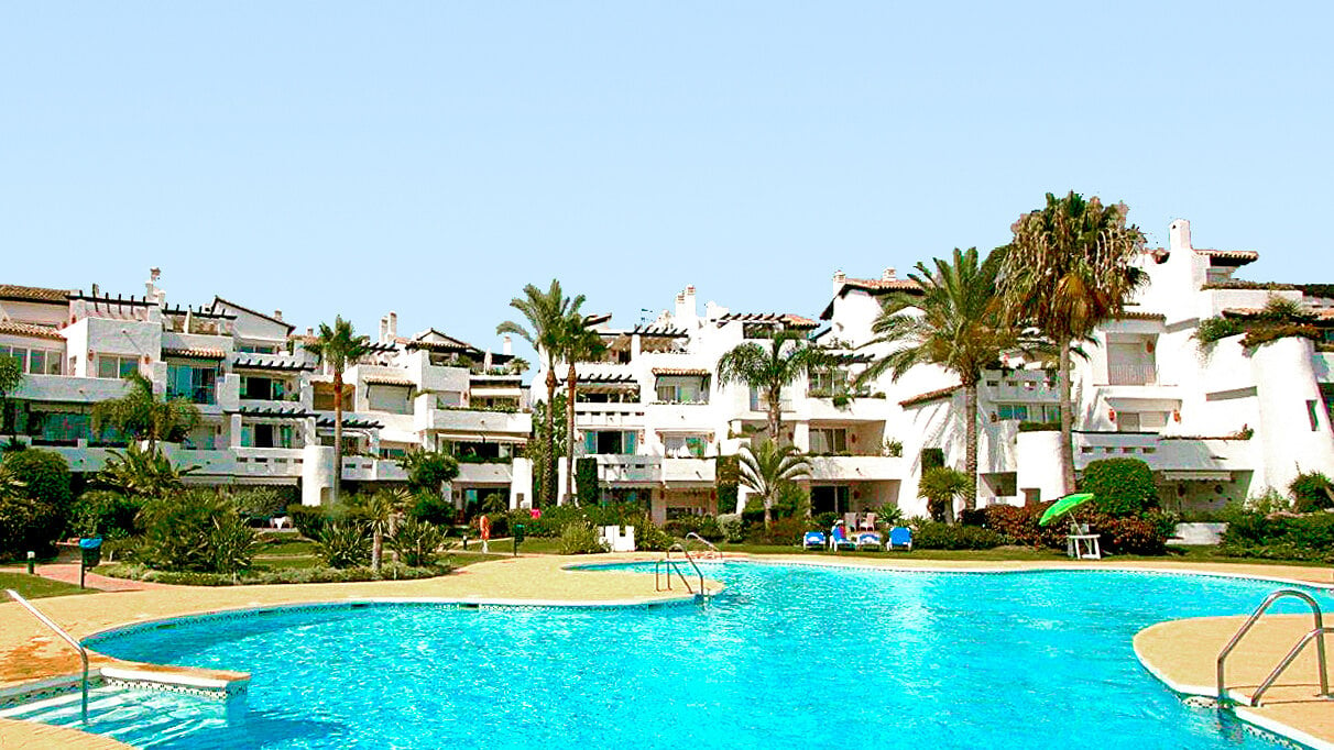 Beachfront apartment in a gated community in Costalita, Estepona East