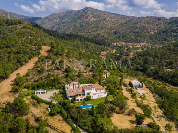 Country estate in El Velerín next to Estepona