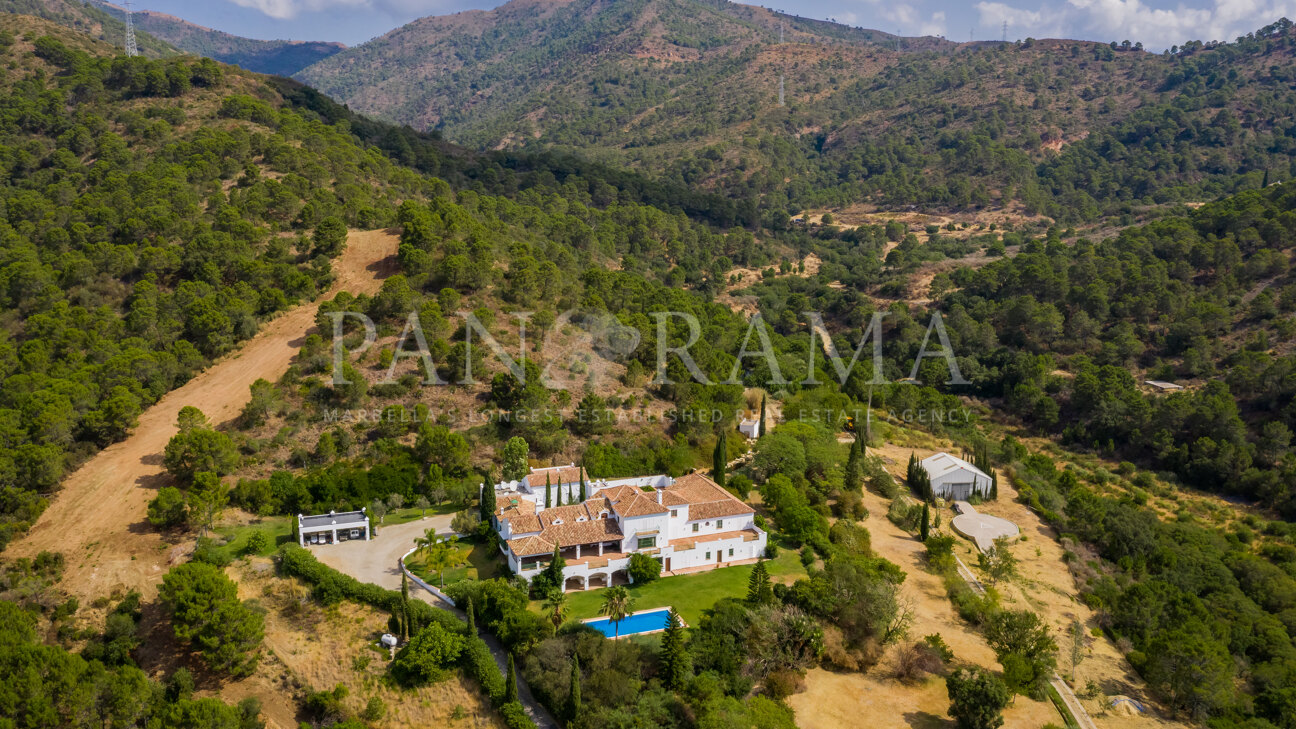 Mediterranean estate in an idyllic setting in El Velerín, Estepona