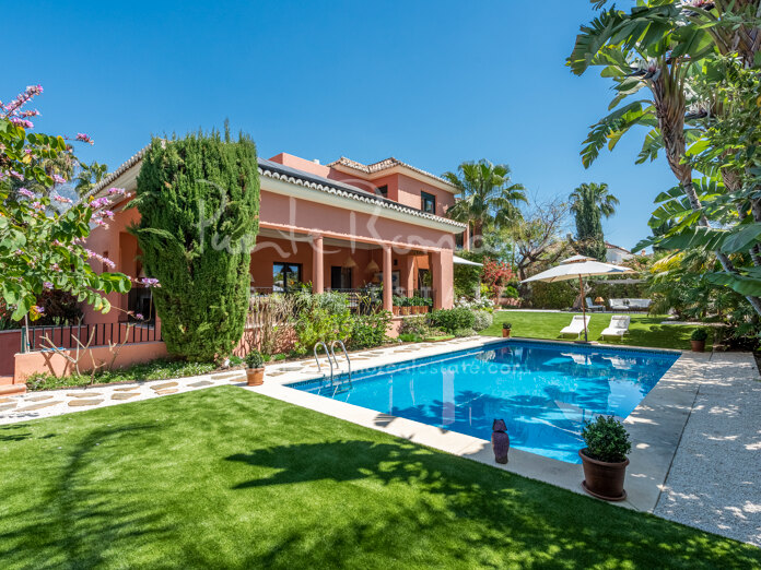 Villa familiar de máxima calidad en Altos de Puente Romano, ubicación residencial ideal en la Milla de Oro