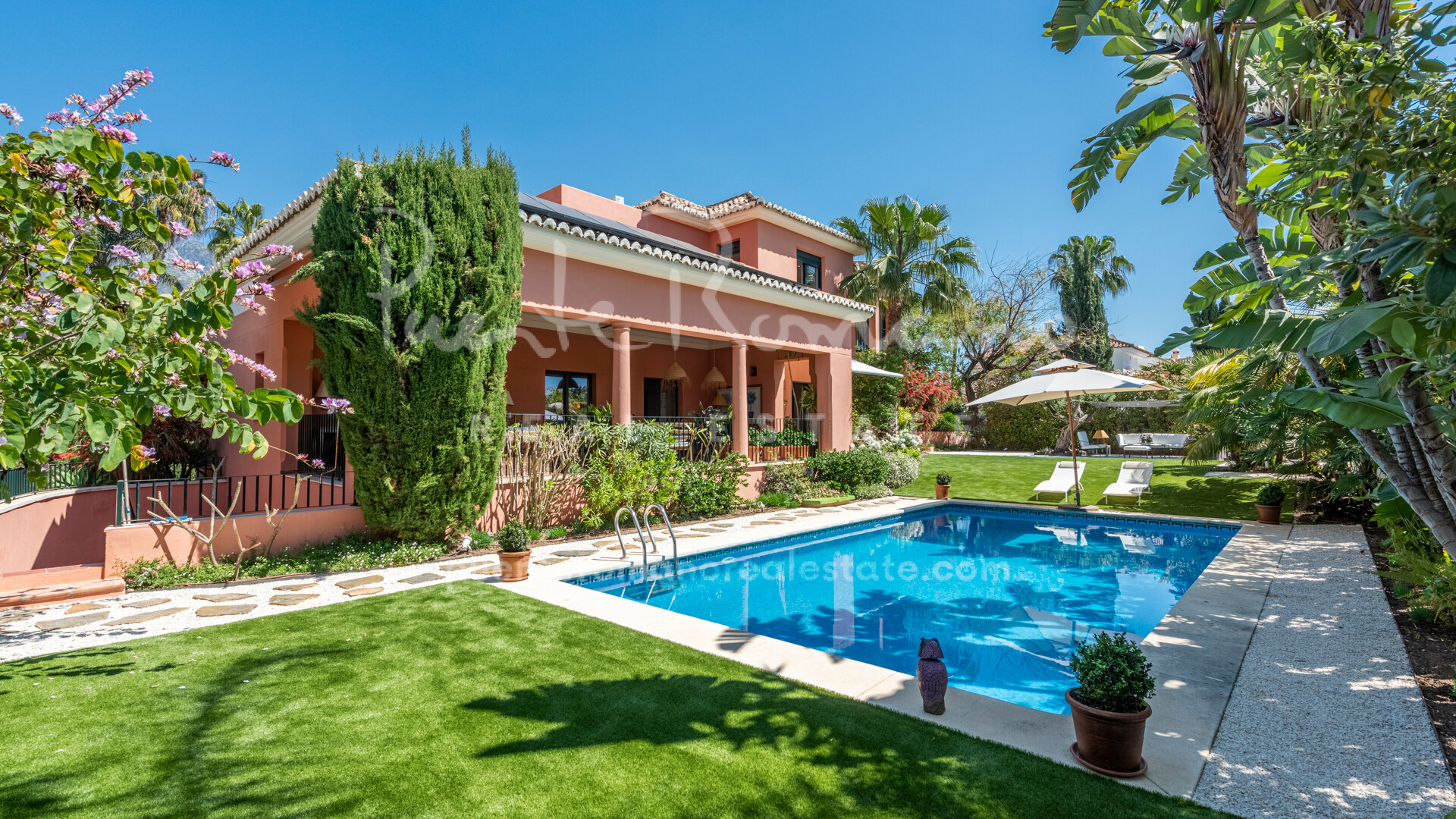 Villa familiar de máxima calidad en Altos de Puente Romano, ubicación residencial ideal en la Milla de Oro