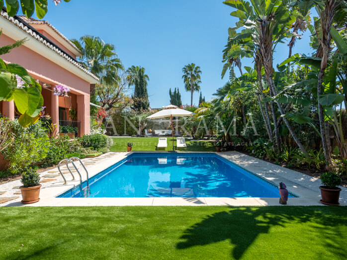 Familienvilla von höchster Qualität in Altos de Puente Romano, ideale Wohnlage an der Goldenen Meile