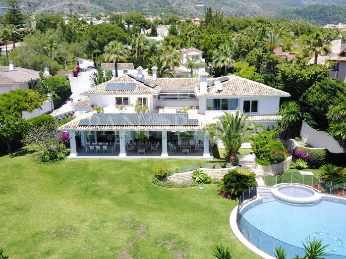 Stunning Andalusian-style villa with a beautifully maintained garden in Nagueles