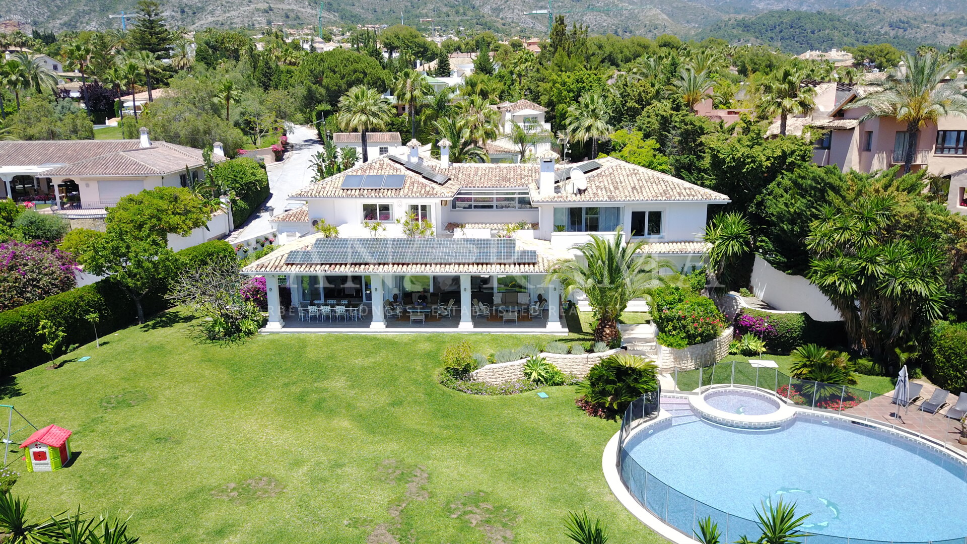Stunning Andalusian-style villa with a beautifully maintained garden in Nagueles