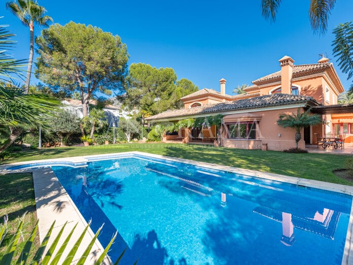 Villa de style andalou à Altos Reales, une prestigieuse communauté fermée sur le Golden Mile