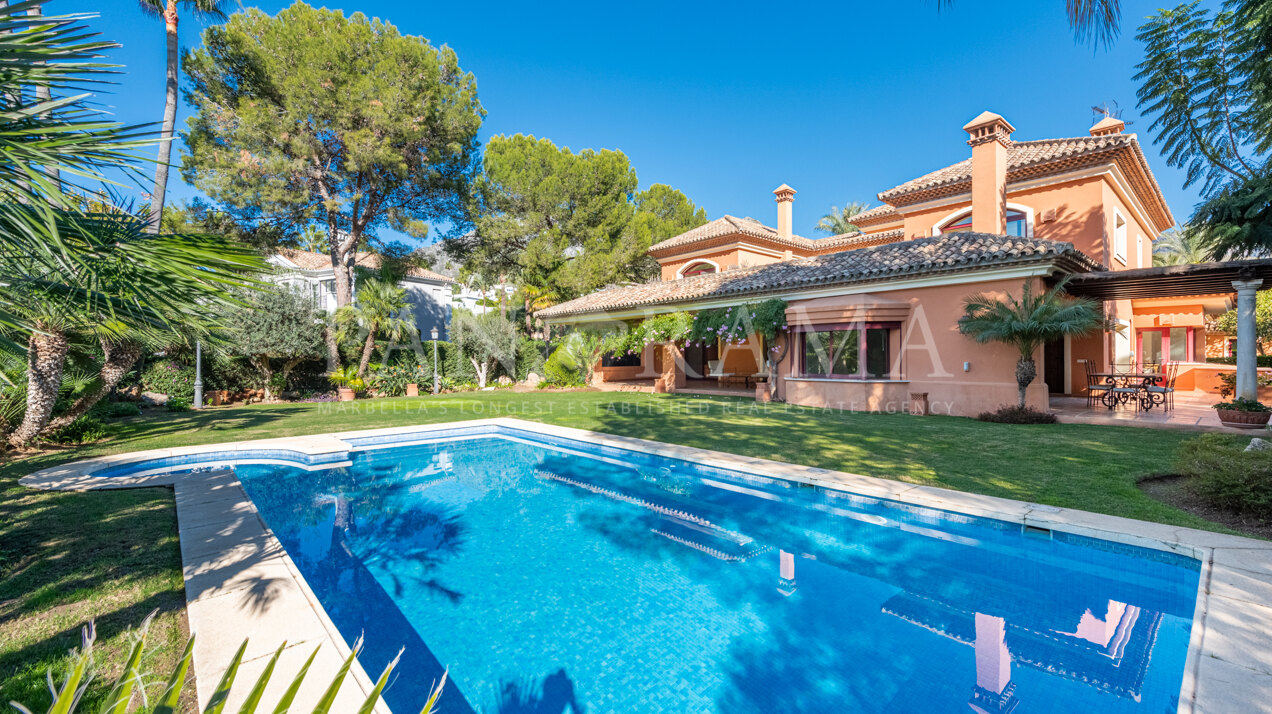 Villa im andalusischen Stil in Altos Reales, einer prestigeträchtigen Gated Community an der Goldenen Meile