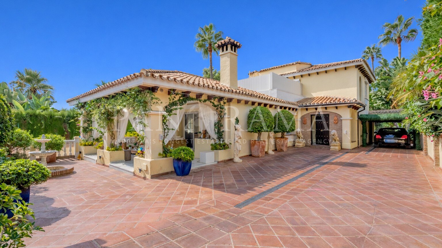 Mediterrane villa met enorm potentieel in Las Brisas, in het hart van de Golfvallei