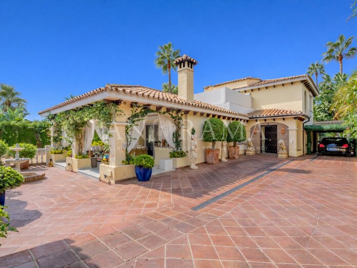Mediterrane Villa mit enormem Potenzial in Las Brisas, im Herzen des Golf Valley