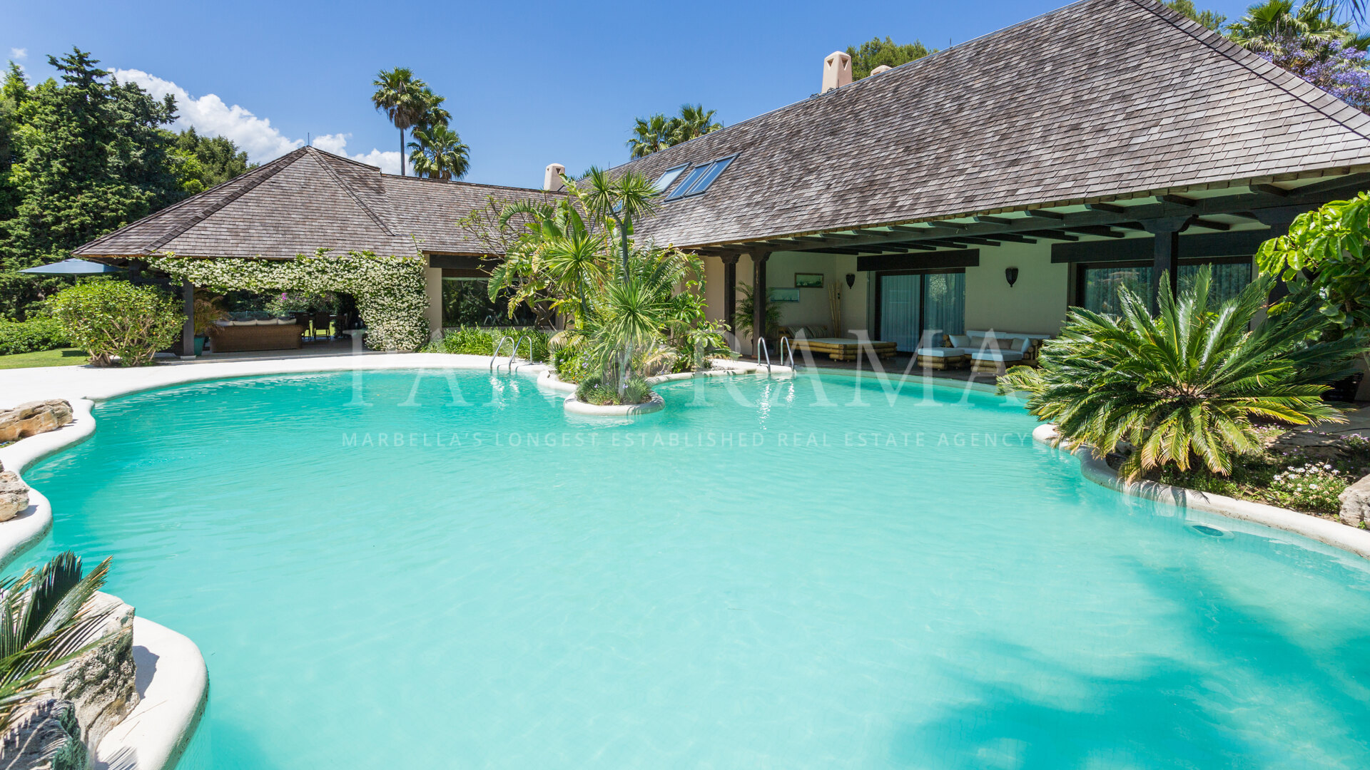 Villa d’exception d’inspiration asiatique avec vue sur le parcours de Río Real Golf, Marbella Est