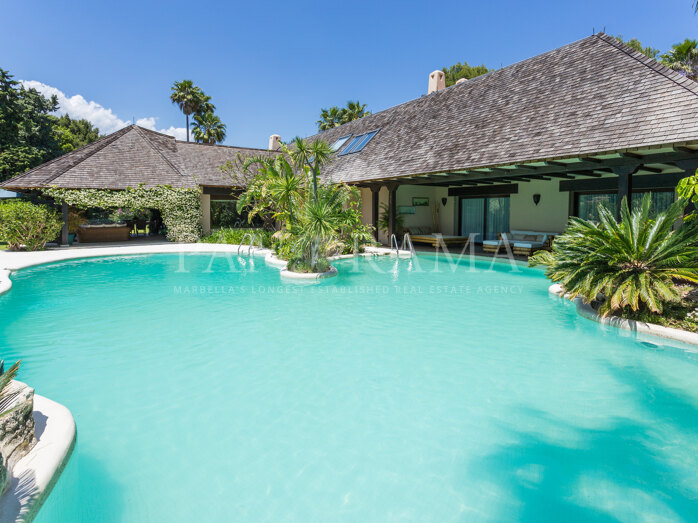 Exquise villa in Aziatische stijl met uitzicht op de golfbaan in Río Real Golf, Oost-Marbella