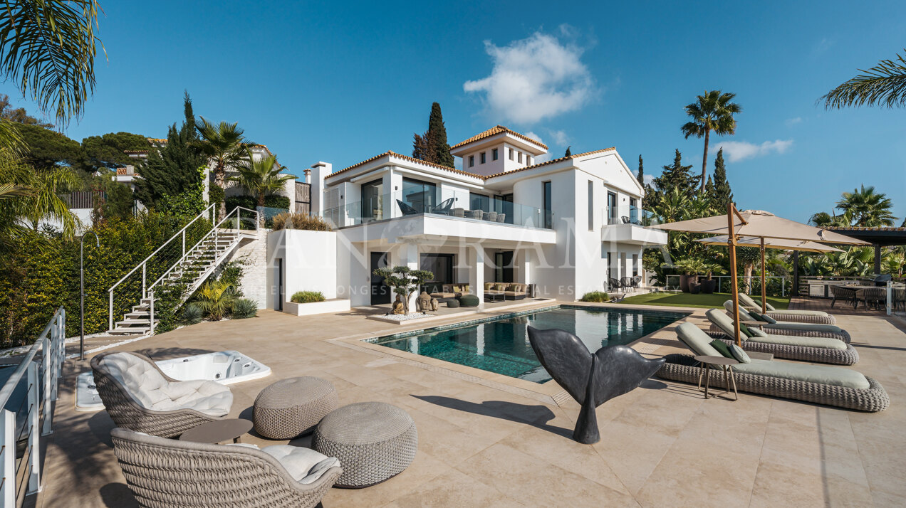 Encantadora casa de cuatro dormitorios para una familia con fantásticas vistas al mar y a la montaña en Marbella este