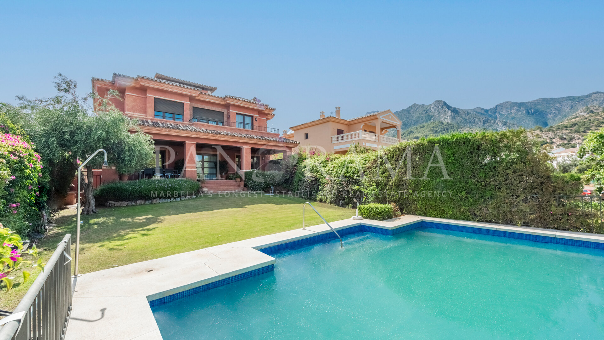 Villa mit Panoramablick auf das Meer und die Berge in der Nähe des Zentrums von Marbella