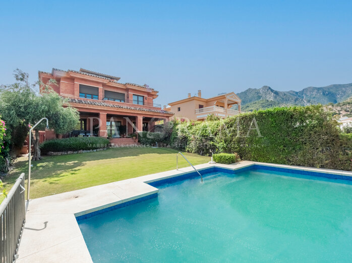 Villa met panoramisch uitzicht op zee en bergen dicht bij het centrum van Marbella