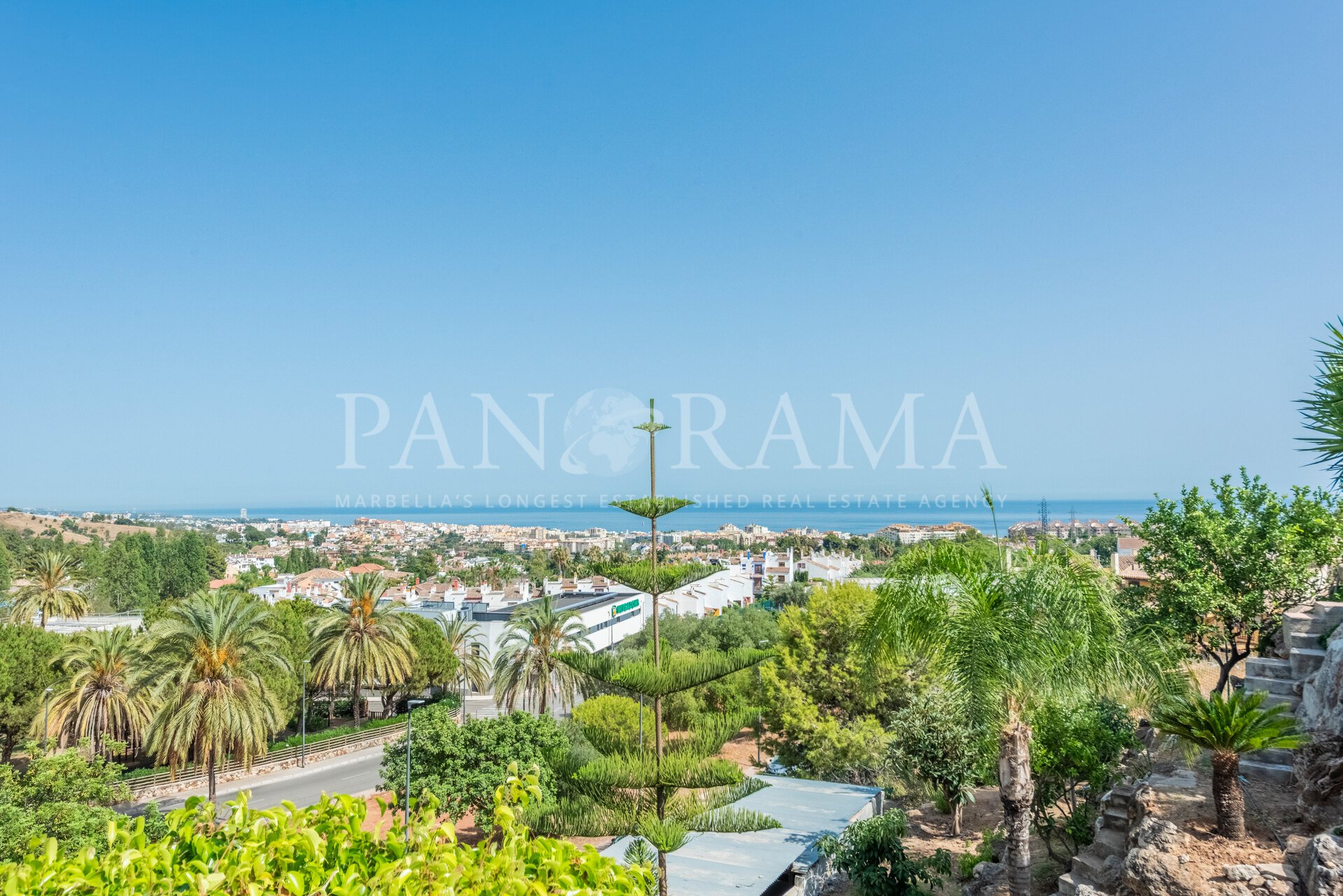 Villa with panoramic sea and mountain views close to Marbella centre