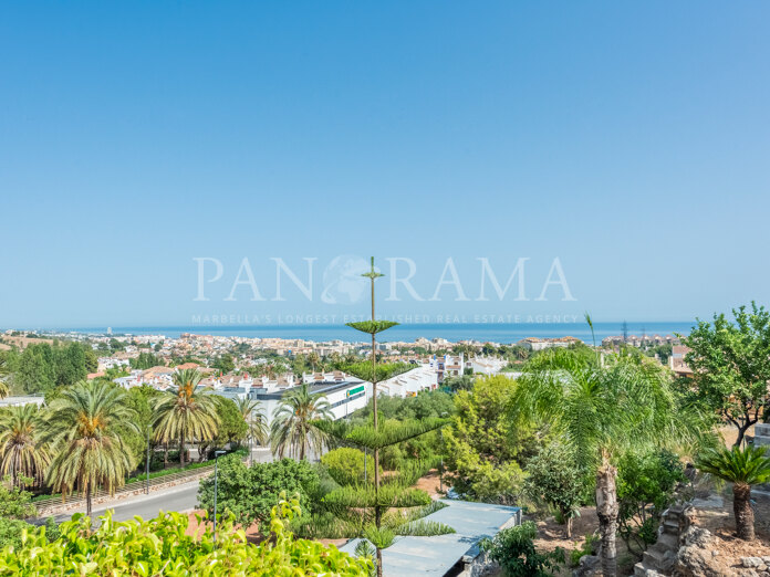 Villa avec vue panoramique sur la mer et les montagnes près du centre de Marbella