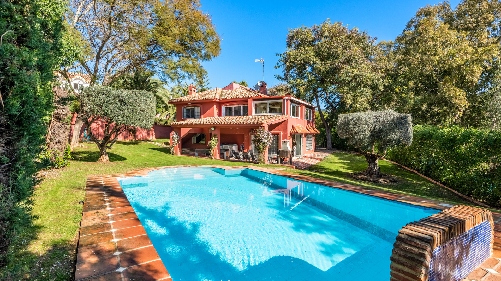 Belle villa à Elviria dans un quartier résidentiel tranquille à proximité de belles plages