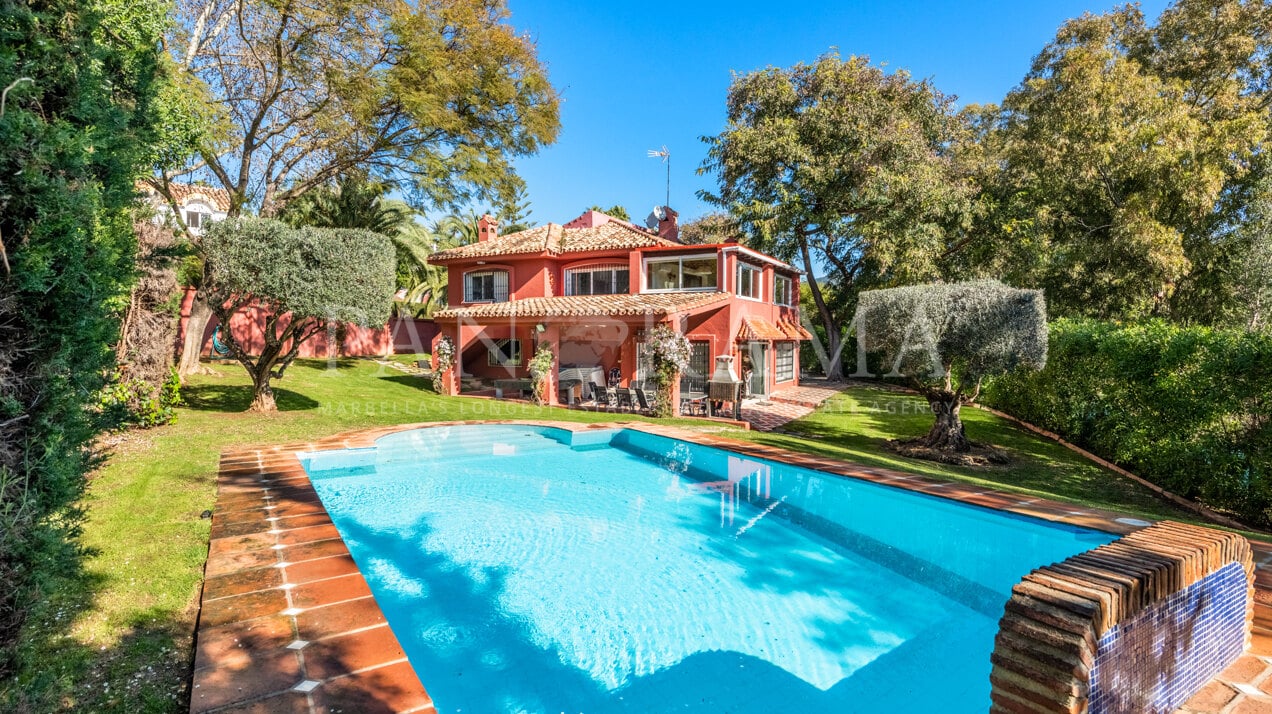 Wunderschöne Villa in Elviria in einer ruhigen Wohngegend in der Nähe von schönen Stränden