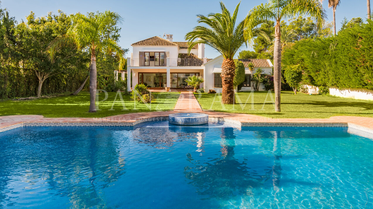 Villa contemporánea junto a la playa en Guadalmina Baja