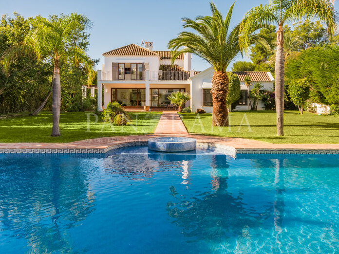 Villa contemporánea junto a la playa en Guadalmina Baja