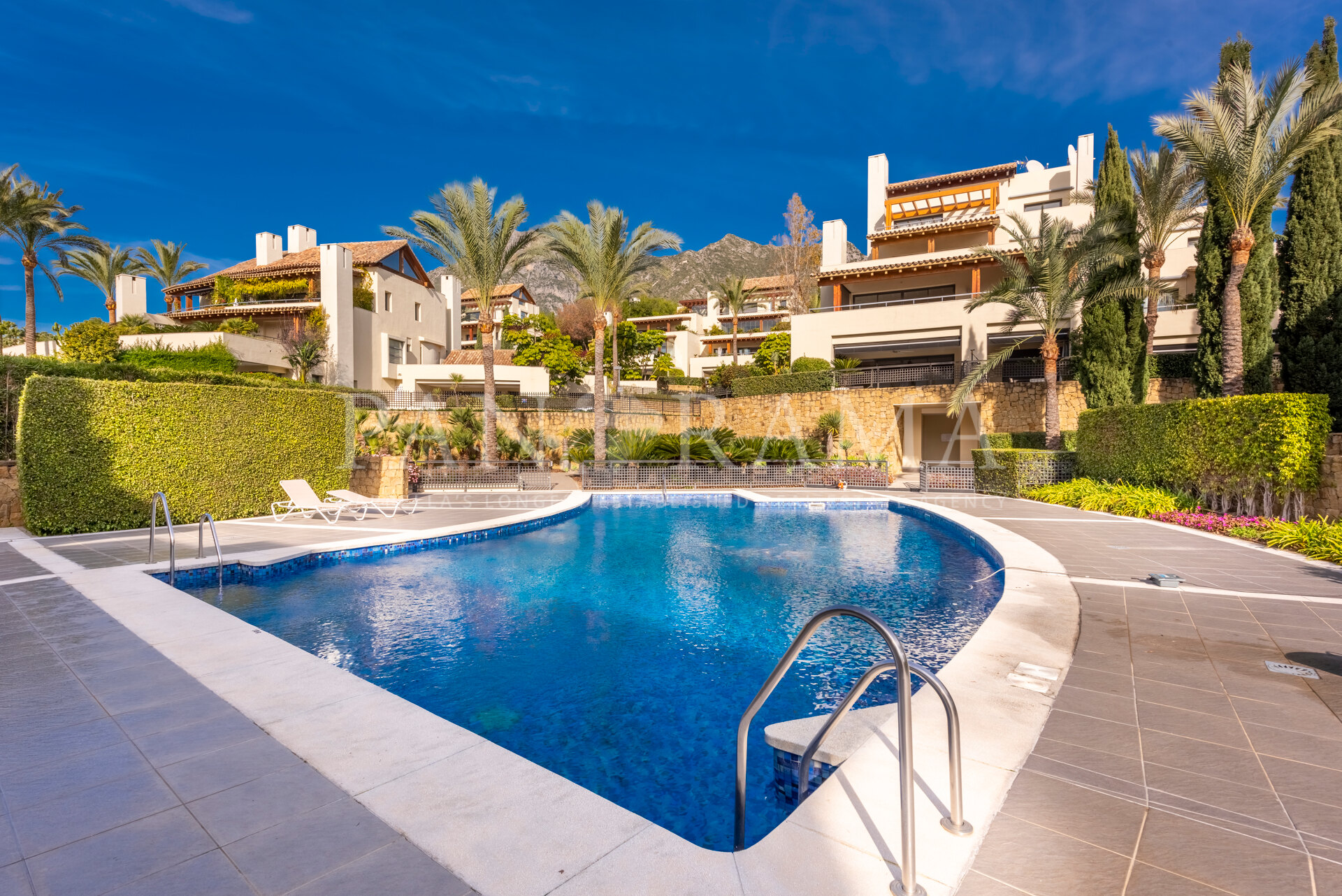 Amplio apartamento en esquina en planta baja en la Milla de Oro de Marbella