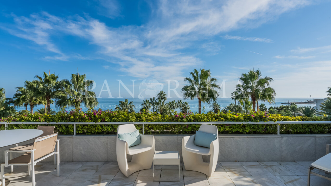 Beachfront duplex penthouse next to Puerto Banús centre