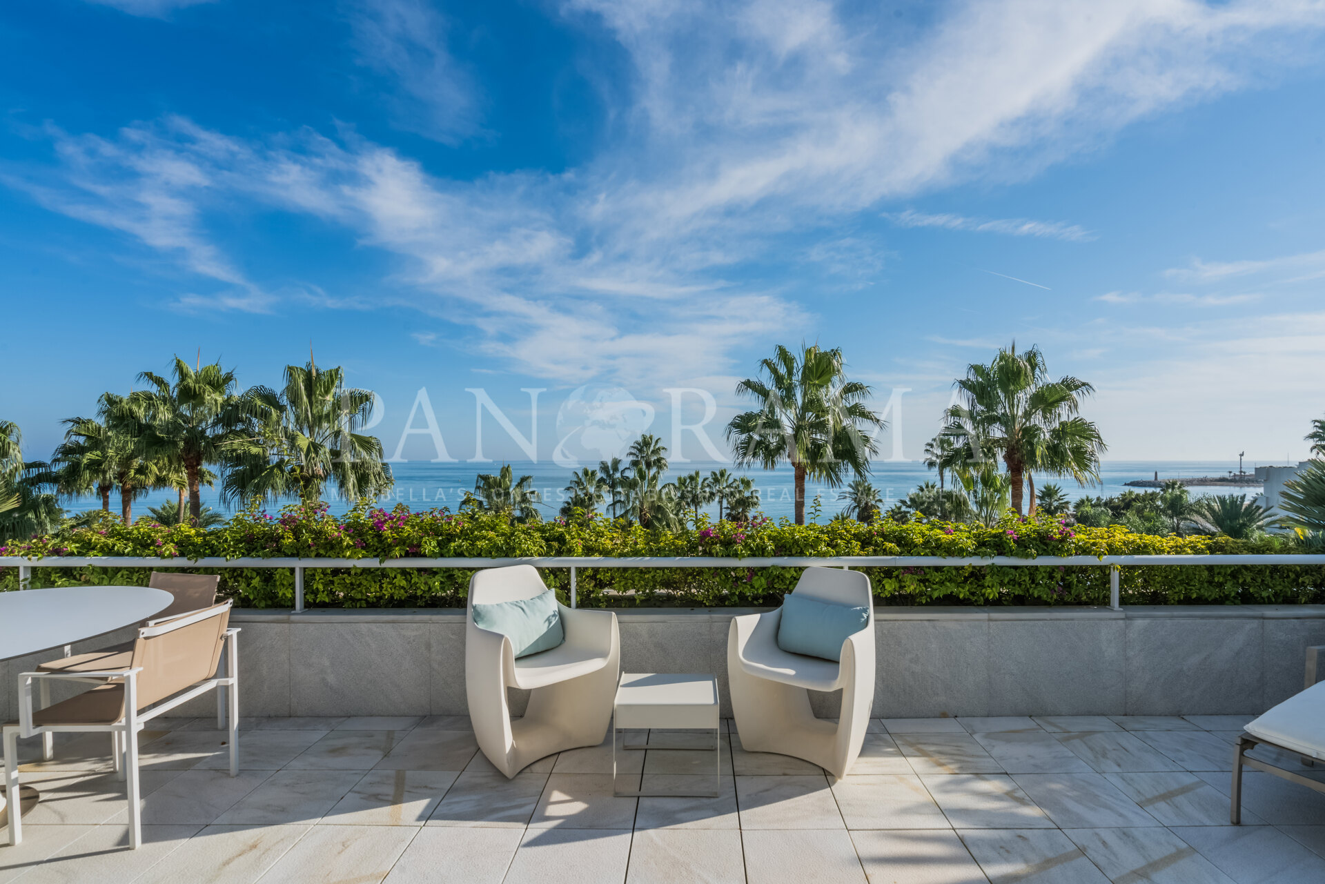 Duplex penthouse aan het strand naast het centrum van Puerto Banús