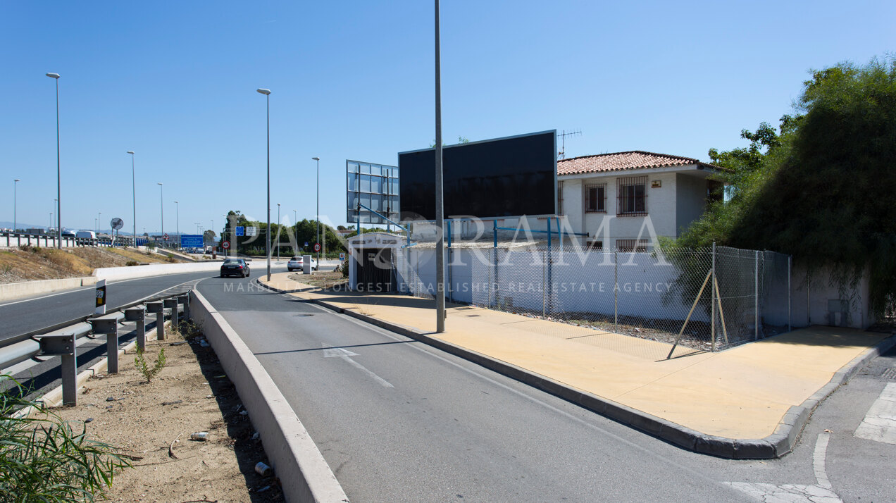 Parcela con una pequeña casa a pocos metros de la playa en San Pedro de Alcántara