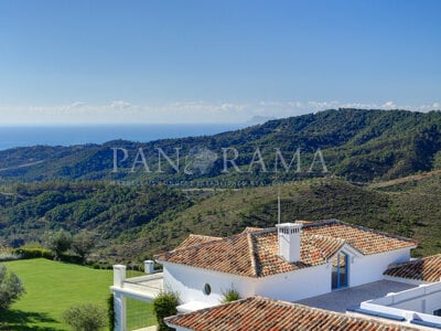 Villa avec vue panoramique sur la mer et la montagne