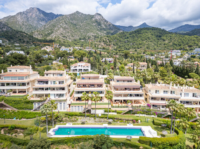 One-level penthouse with sea and mountain views in Condado de Sierra Blanca
