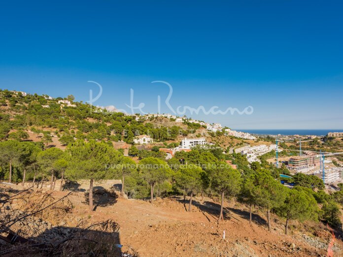 Plot with panoramic golf and sea views in Benahavís