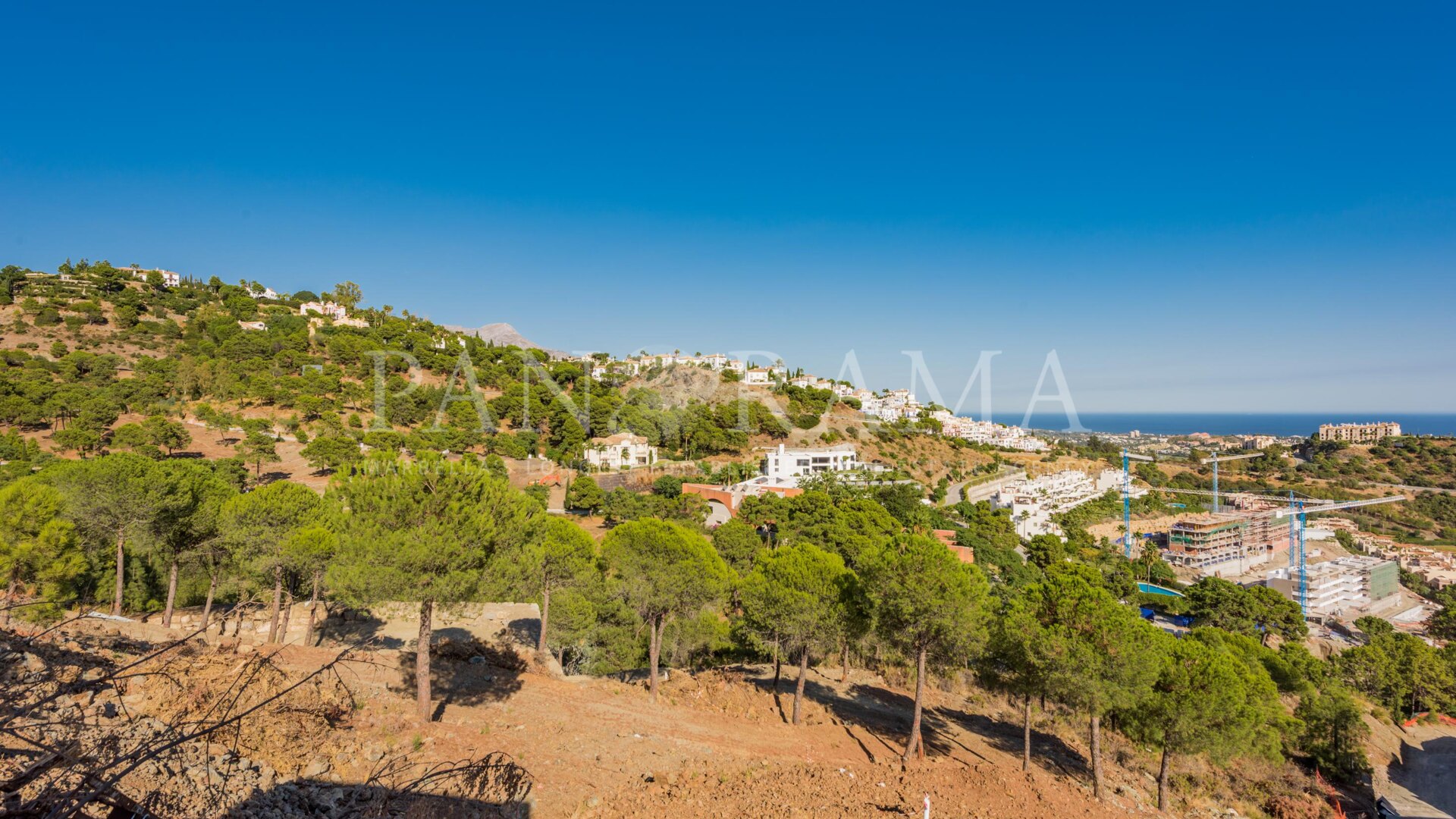 Terrain avec vue panoramique sur le golf et la mer à Benahavís