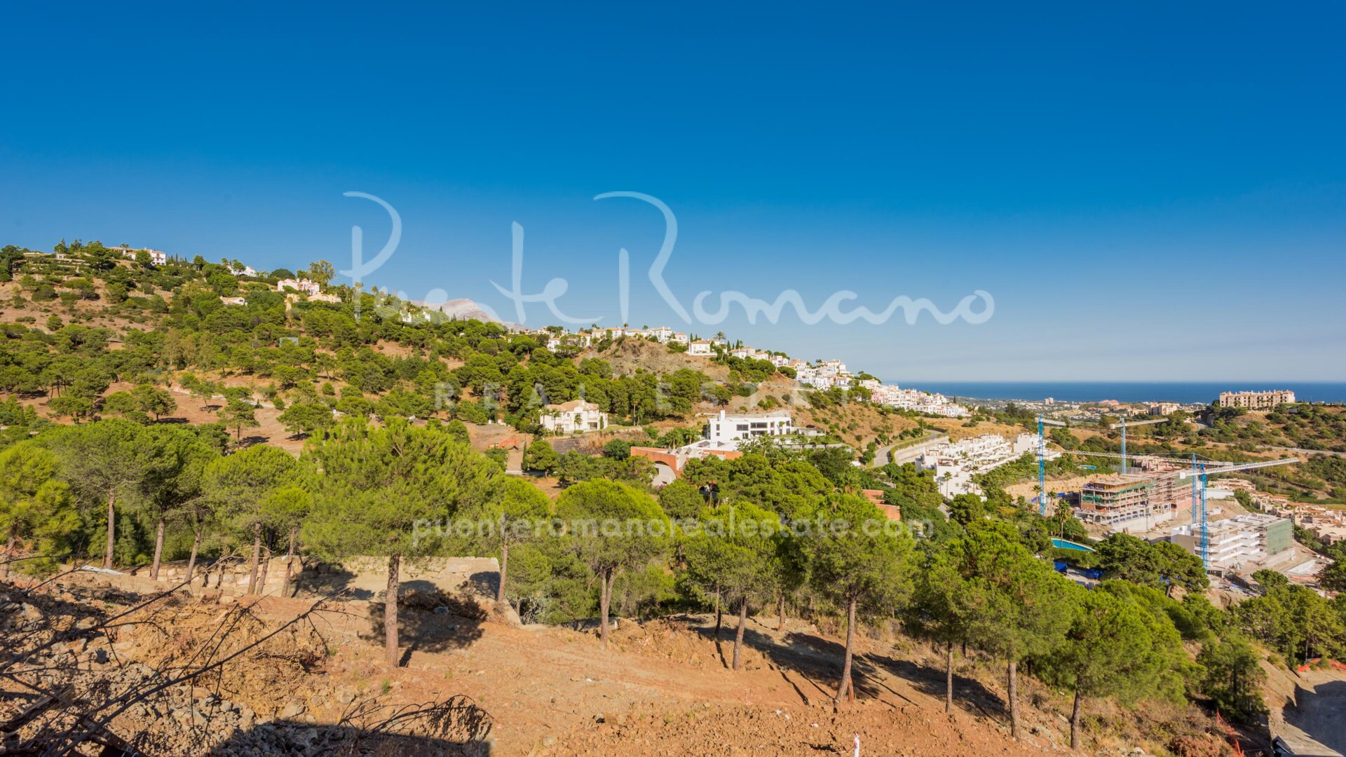 Parcela con proyecto vistas panorámicas al campo de golf y al mar en Benahavís