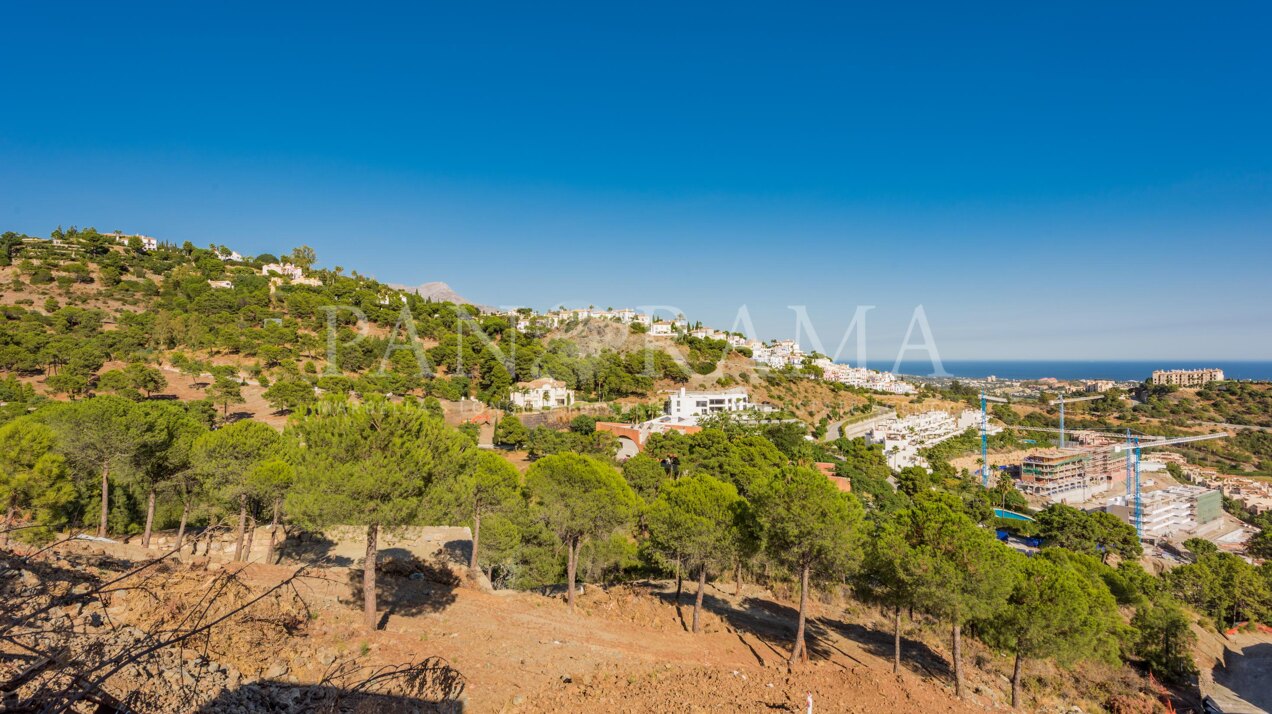 Plot with panoramic golf and sea views in Benahavís
