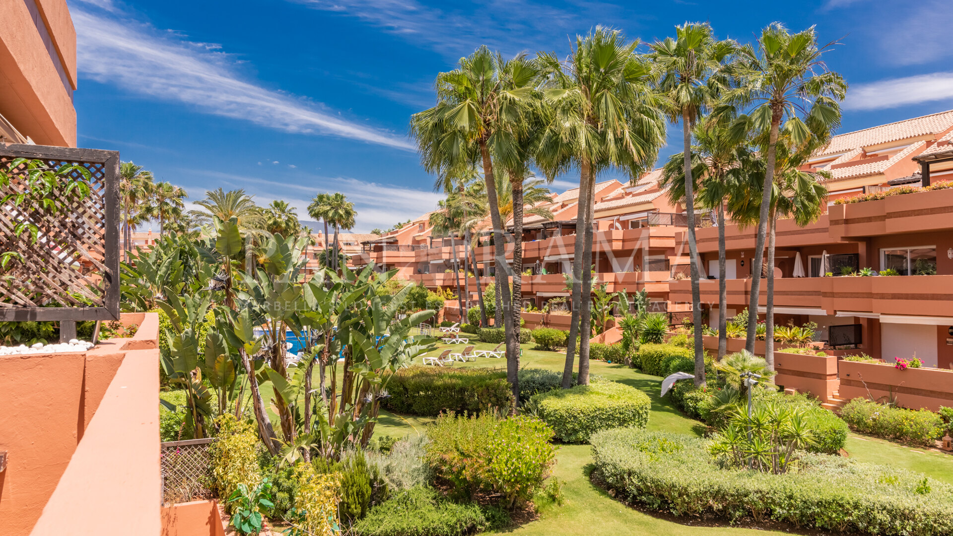 Beachside corner apartment next to Puerto Banús in El Embrujo Playa