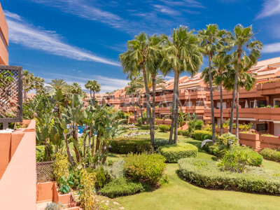 Hoekappartement aan het strand naast Puerto Banús