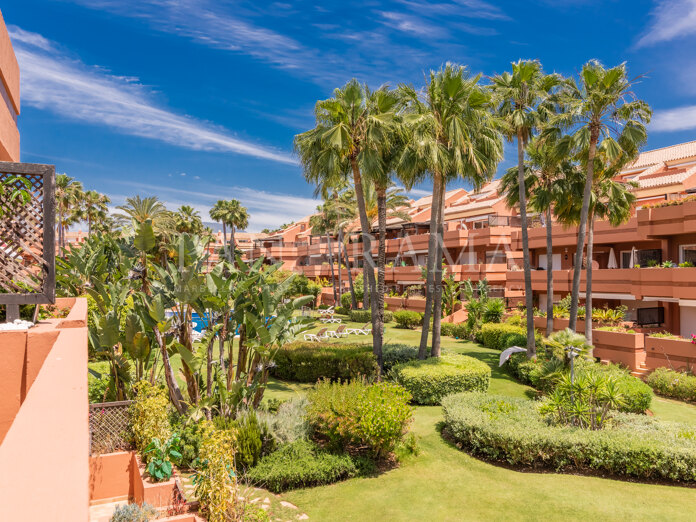 Beachside corner apartment next to Puerto Banús in El Embrujo Playa