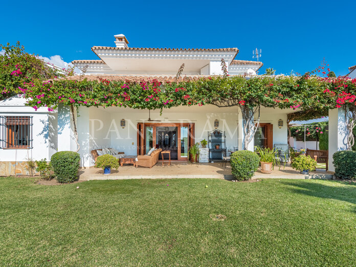 Villa élégante avec vue spectaculaire sur la mer sur le Golden Mile de Marbella