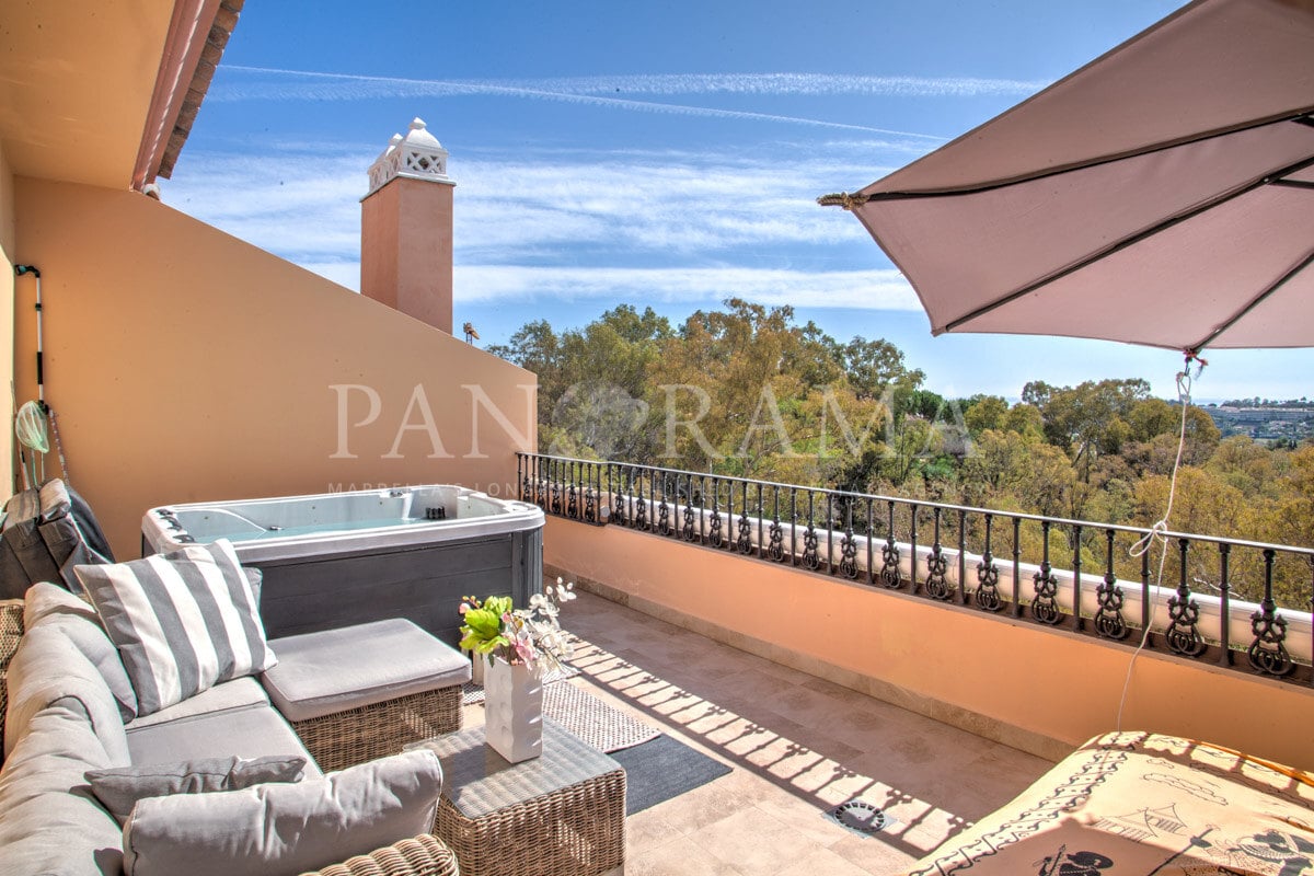 Makelloser Duplex-Penthouse mit Meerblick in Nueva Andalucía