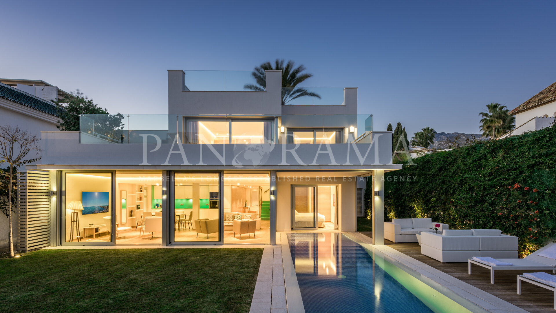 Einzigartige Villa in zweiter Strandlinie auf dem prestigeträchtigen Gelände von Puente Romano