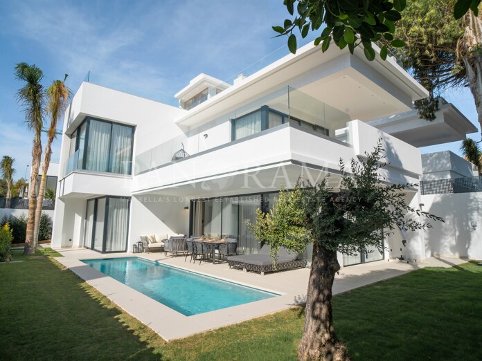 Villa moderne en bord de mer à Rio Verde sur la Golden Mile de Marbella