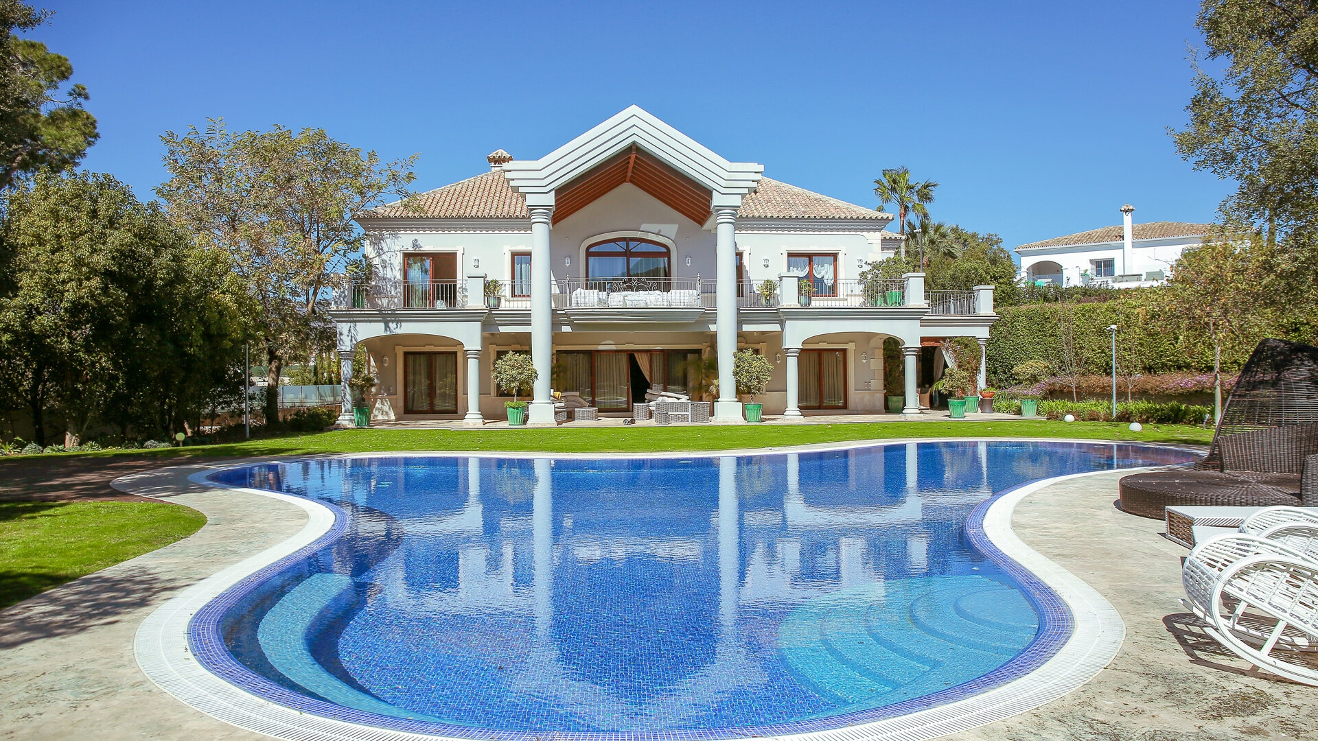 Luxusvilla in einer wunderschönen grünen Gegend in El Rosario gelegen