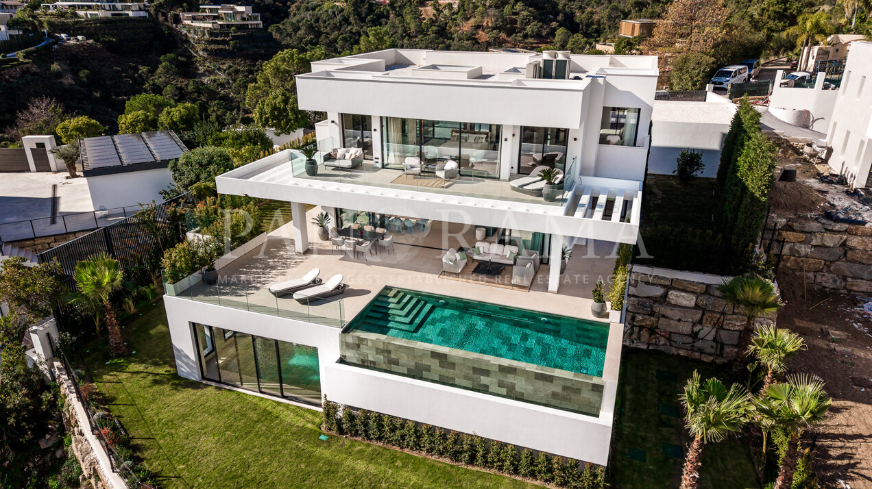 Elegant contemporary villa with breathtaking sea views in El Madroñal, Benahavís